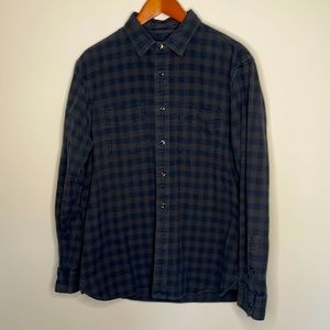 Club Monaco. Button up flannel. Size Large Classic fit. Dark green & black